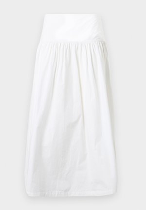 Witte rok met hoge taille en geplooide stof onder de tailleband, plat gelegd op een lichte achtergrond.