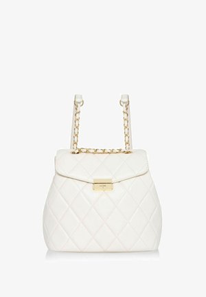 Biała pikowana torebka z złotymi elementami, z łańcuszkowym paskiem i zapięciem na klapkę. Gładka faktura z detalami w wzór diamentowy.