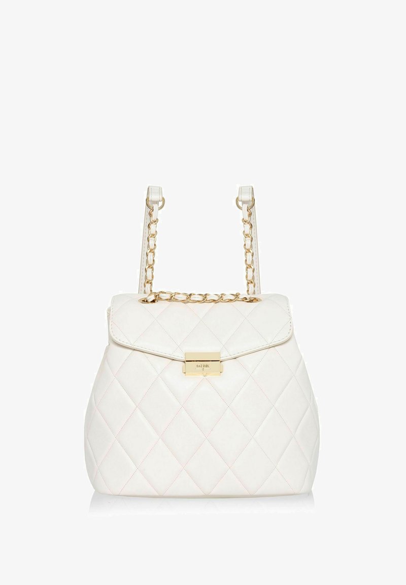 Biała pikowana torebka z złotymi elementami, z łańcuszkowym paskiem i zapięciem na klapkę. Gładka faktura z detalami w wzór diamentowy.
