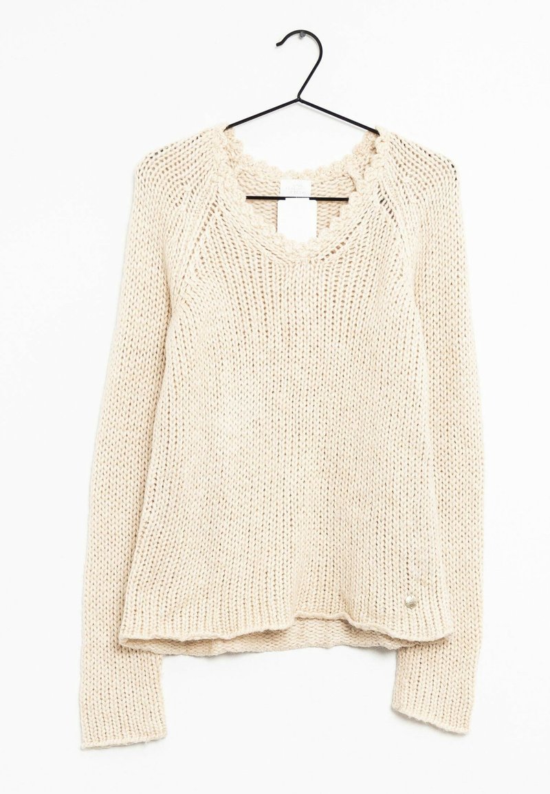 Krämfärgad, stickad tröja med rundad halsringning, ribbad fåll och något sänkta axlar. Har subtila texturmönster.
