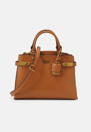 Bruine leren Guess handtas met bovenhandvatten, afneembare schouderriem, goudkleurige hardware en logodetail voorop en op het label.