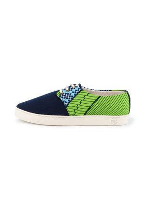 Baskets basses avec partie avant bleu marine, zone des lacets à carreaux bleus et blancs, et talon vert à motifs avec semelle blanche.