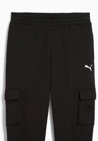 Schwarze Sweatpants mit elastischem Bund, ausgestattet mit zwei großen Seitentaschen und einem kleinen weißen Puma-Logo auf der rechten Seite.
