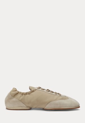 Beige weiche Wildleder- und Stoffschuhe mit runder Zehenpartie, elastischem Kragen und flacher Gummisohle. Verfügt über dekorative Schnürsenkel zur Anpassung.
