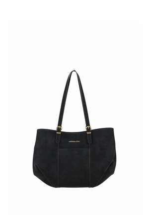 Sac cabas en cuir noir avec deux longues anses, ferrures dorées et une poche avant, portant un texte de marque subtil.