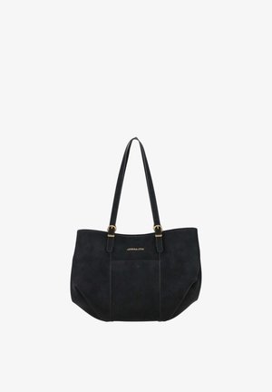 Sac cabas en cuir noir avec deux longues anses, ferrures dorées et une poche avant, portant un texte de marque subtil.