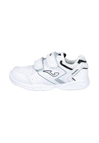Zapatilla deportiva blanca hecha de material sintético con dos correas de Velcro, detalles perforados y acentos en azul y negro. Punta redondeada, suela texturizada.