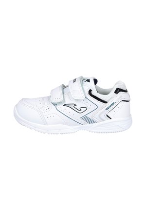 Zapatilla deportiva blanca hecha de material sintético con dos correas de Velcro, detalles perforados y acentos en azul y negro. Punta redondeada, suela texturizada.