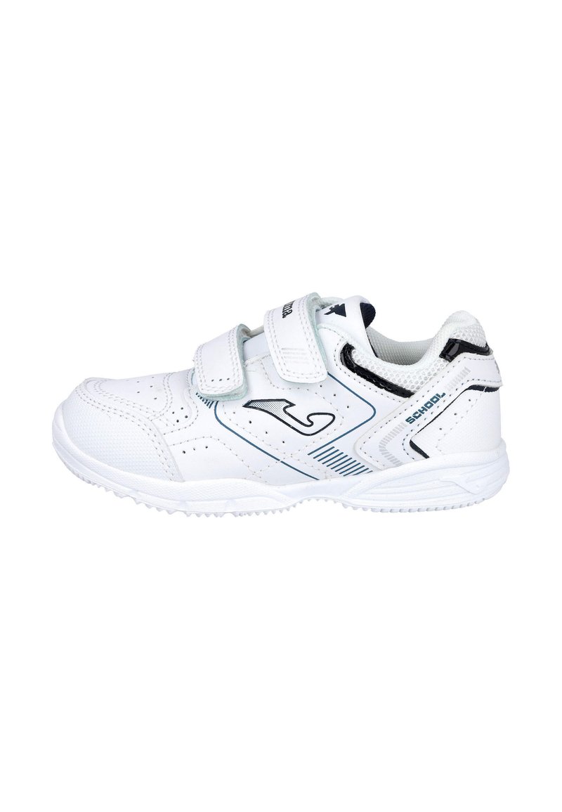 Zapatilla deportiva blanca hecha de material sintético con dos correas de Velcro, detalles perforados y acentos en azul y negro. Punta redondeada, suela texturizada.