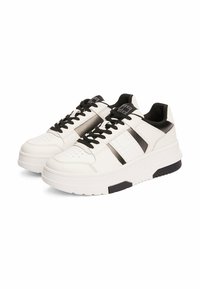 Witte sneakers met een gestructureerde afwerking, zwarte accenten, platte veters en een stevige zool. Kenmerkt zijstrepen en perforaties op de neus.