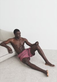 Carhartt WIP CHASE SWIM TRUNKS - Shorts da mare - dusty fuchsia/gold-coloured