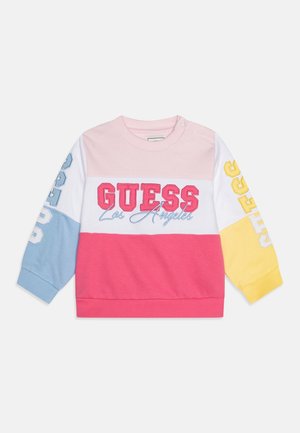 Langærmet børnesweatshirt med farveblokke i pink, hvid, blå og gul samt teksten "GUESS Los Angeles" på fronten og ærmerne.
