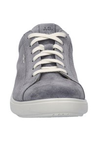 Graue Wildleder-Sneaker mit runder Spitze, weißen Schnürsenkeln und minimalistischem Design. Verfügt über eine flache Gummisohle und dezente Markierung auf der Zunge.