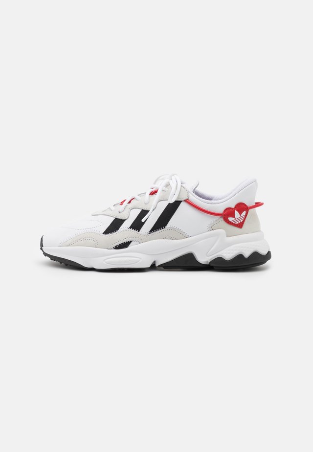OZWEEGO UNISEX - Sneaker low - footwear white/core black/scarlet