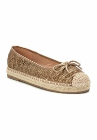 Bailarinas trenzadas en color beige con una parte superior texturizada, punta redondeada y un lazo decorativo en la parte delantera. Detalles de suela gruesa de cuerda natural.