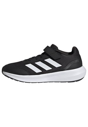 Zapatillas deportivas negras con parte superior de malla, diseño de tres rayas en blanco y una correa de velcro. Presentan una suela texturizada y punta redondeada.
