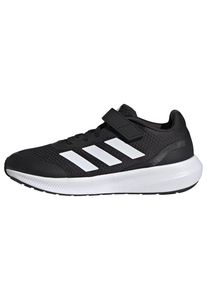 Zapatillas deportivas negras con parte superior de malla, diseño de tres rayas en blanco y una correa de velcro. Presentan una suela texturizada y punta redondeada.
