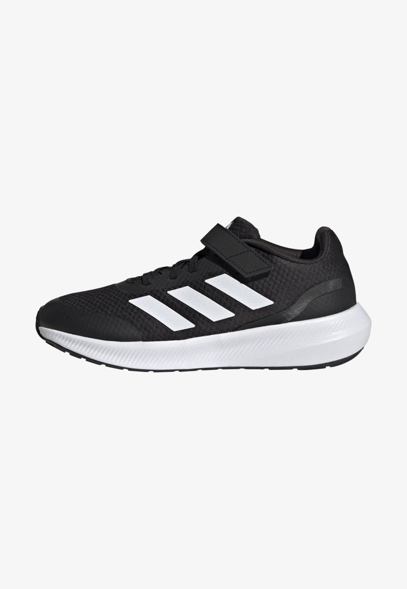 Zapatillas deportivas negras con parte superior de malla, diseño de tres rayas en blanco y una correa de velcro. Presentan una suela texturizada y punta redondeada.