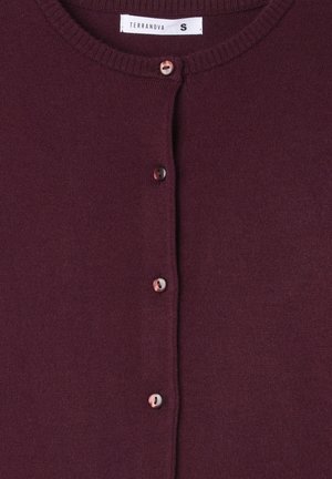 Cardigan bordeaux realizzato in morbido tessuto a maglia, con scollo rotondo e sei bottoni abbinati sul davanti. Etichetta della taglia: S.