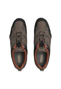 Scarpe GEOX Respira in marrone e nero con tomaia in rete, suola in gomma, dettagli arancioni e lacci. Dotate di un sistema di ventilazione.