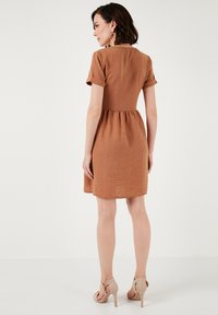 LELA REGULAR FIT - Abito a camicia - brown
