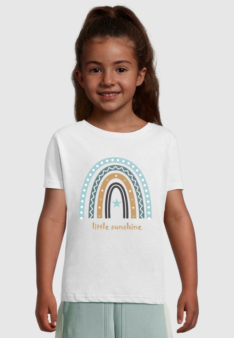 Weißes Baumwoll-T-Shirt mit einem mehrfarbigen Regenbogen-Design, einem Stern und dem Text "little sunshine" in einer verspielten Schriftart.
