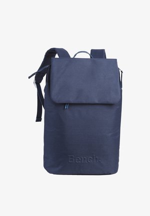 Dunkelblauer Stoff-Rucksack mit Klappenverschluss, verstellbaren Schultergurten, obenem Griff und geprägtem "Bench."-Logo an der Basis.