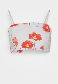 Top cropped floral com um tecido cinza claro com estampas de papoilas vermelhas e caules verdes, alças de espaguete ajustáveis e bainha elástica.