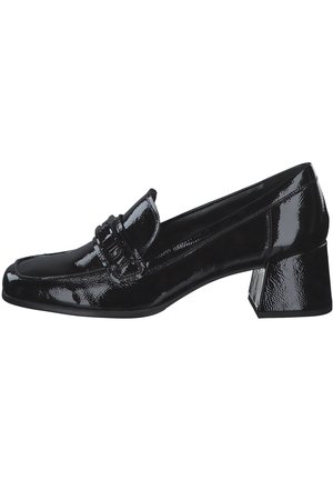 Schwarzer Lacklederschuh mit Blockabsatz, der eine erhöhte Vorderkappe und ein dekoratives Band über dem Obermaterial aufweist. Glatte Oberfläche mit glänzender Textur.