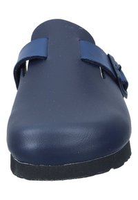 Scarpa clog blu navy con una parte superiore in sintetico liscio, due cinturini regolabili e una robusta suola in gomma nera. Design semplice e funzionale.