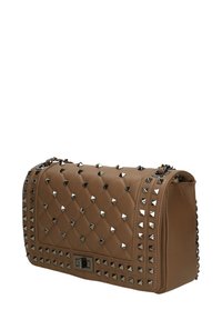 Borsa a tracolla in pelle marrone trapuntata con borchie a forma di piramide in argento, una tracolla a catena e un gancio in metallo. Forma rettangolare con una superficie testurizzata.