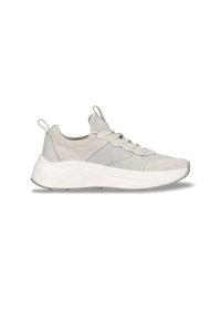 Hellgraues Sportschuhmodell mit einer Mischung aus strukturiertem Wildleder und Mesh-Obermaterial, einem gepolsterten Schaft und einer dicken weißen Gummisohle.