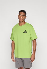 Peak Performance GRAPHIC TEE - T-shirt estampada - stand out green