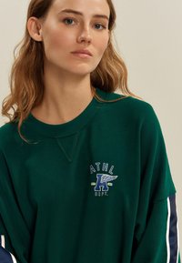 Next SIDE STRIPE GRAPHIC CREW NECK  - Melegítőfelső - green