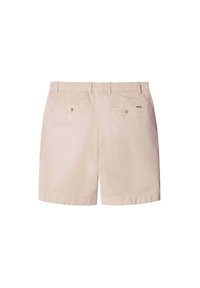 Short beige pour homme avec passants de ceinture et deux poches arrière boutonnées sur fond blanc.