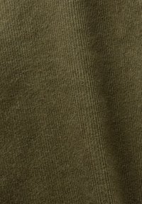 Tissu vert olive avec une texture côtelée, présentant une surface douce et légèrement duveteuse. Le matériau semble résistant et épais.
