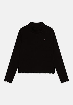 Sort langærmet ribstrikket rullekravetrøje med bølgetkant og lille broderet logo på venstre bryst.