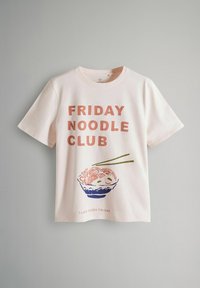 Világos rózsaszín pamut póló, amelyen vastag narancsszínű betűkkel a "FRIDAY NOODLE CLUB" felirat, valamint egy színes grafika látható tésztával, pálcikával és tálkával.