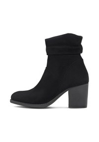 Čierne členkové čižmy so sklopeným zvrškom, vyrobené z materiálu podobného semišu, s blokovým podpätkom a hladkým zaobleným prstom. S detailom textúrovaného povrchu.