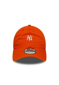 Casquette orange réglable avec un logo brodé blanc sur le devant, une visière courbée et une surface en tissu texturé.