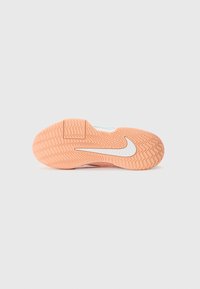 Nike atletska cipela sa potplatom, koja sadrži teksturiranu narančastu gumenu podlogu s bijelim swoosh logotipom, dizajnirana za prianjanje i izdržljivost.