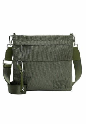 Bolso bandolera verde oliva con textura, correa ajustable, bolsillo delantero con cremallera y detalles de herrajes metálicos plateados.