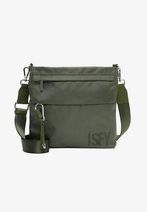 Olijfgroene, getextureerde crossbodytas met verstelbare band, voorvak met ritssluiting en zilverkleurige metalen details.