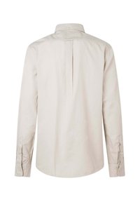Camicia a maniche lunghe color beige chiaro, in cotone, con colletto classico, dettaglio della piega posteriore, polsini a bottoni, texture liscia, silhouette a vestibilità standard.