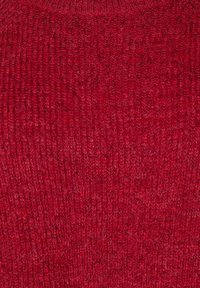 Pull rouge en tricot avec un motif texturé en côtes. Il a un col rond classique et un tissu doux et chaud.