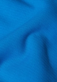 Blå vävd tyg med en texturerad yta, som visar ett enhetligt mönster och mjuk estetik, lämplig för olika tillämpningar.