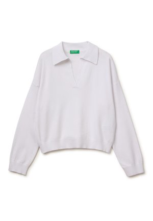 Weißer langärmeliger Strickpullover mit Kragen und V-Ausschnitt, gerippte Bündchen und Saum, flach auf weißem Hintergrund liegend.