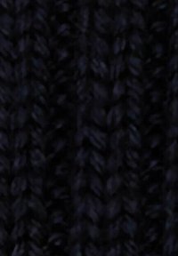 Tessuto lavorato a maglia di un blu navy scuro con un motivo a coste testurizzato. Presenta filati morbidi intrecciati per creare profondità e interesse visivo.