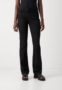 Zwarte flared jeans met een gladde textuur, voorzien van een middelhoge taille, een klassieke vijf-pocket ontwerp en subtiele stikdetails.