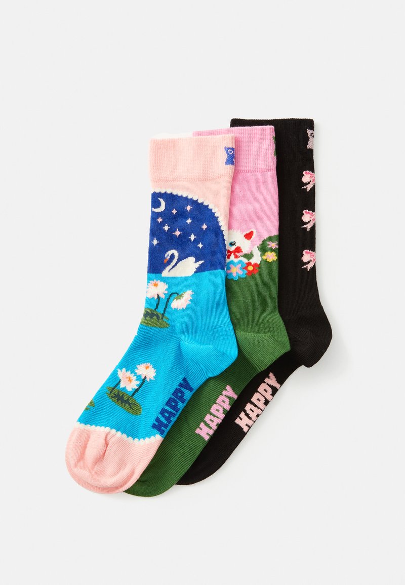 Drie paar sokken: blauw met een zwaan en bloemen, roze met een kat en zwart met linten, allemaal met de tekst 'HAPPY' in contrasterende kleuren.